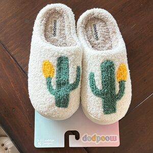 NWT Cozy Cactus Slippers Womens Small